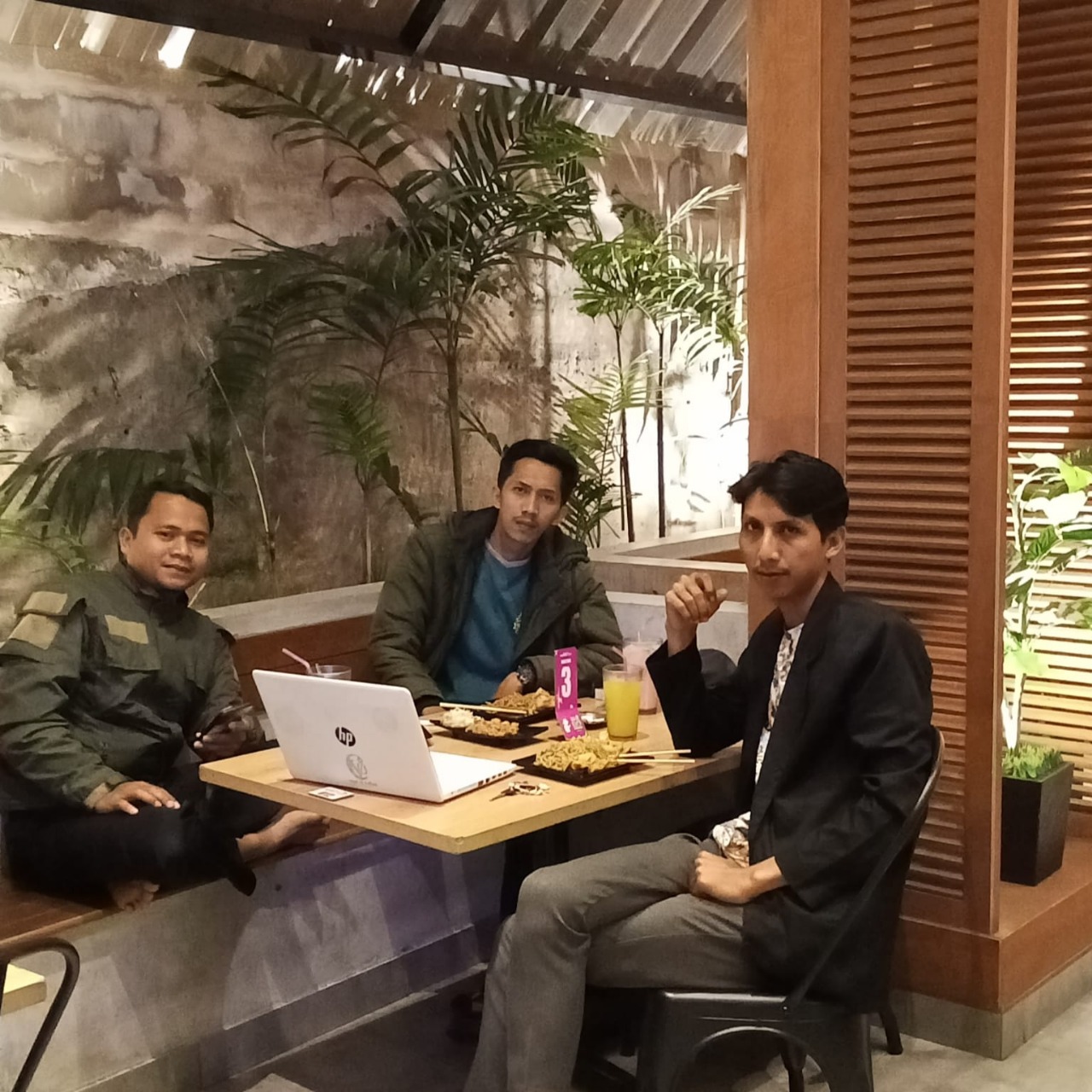 Tim CV. Satu Usaha Muda dalam rapat kerja